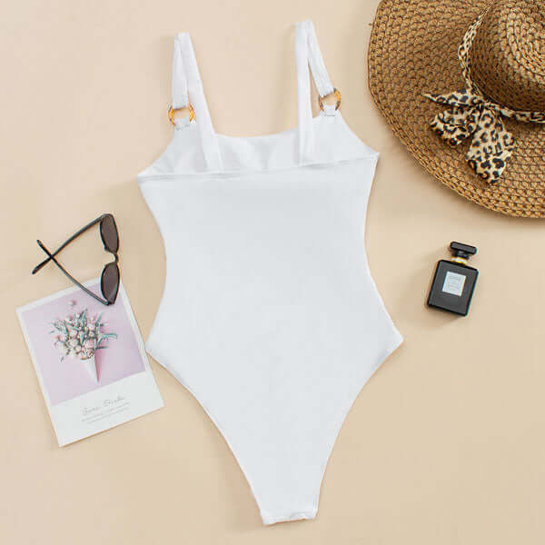 Maillot de bain avec encolure droite et devant ouvert, avec anneaux décoratifs
