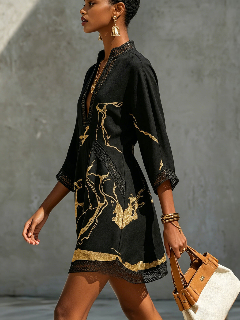 Mini robe femme noire à imprimé marbre doré et dentelle
