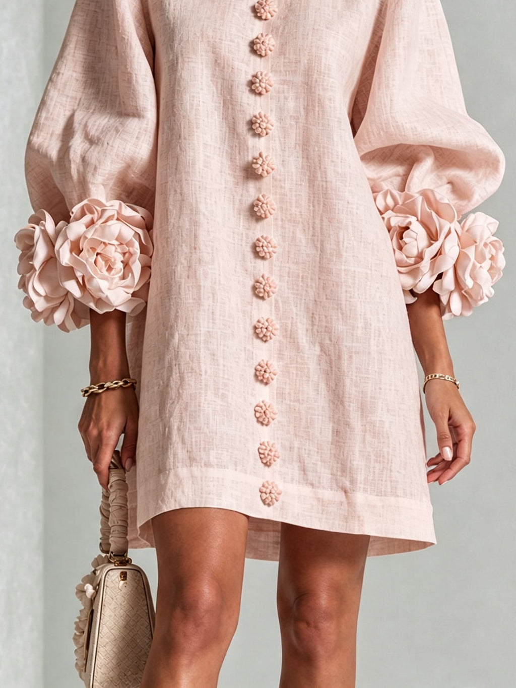 Aijee | Robe courte avec boutons floraux et poignets floraux