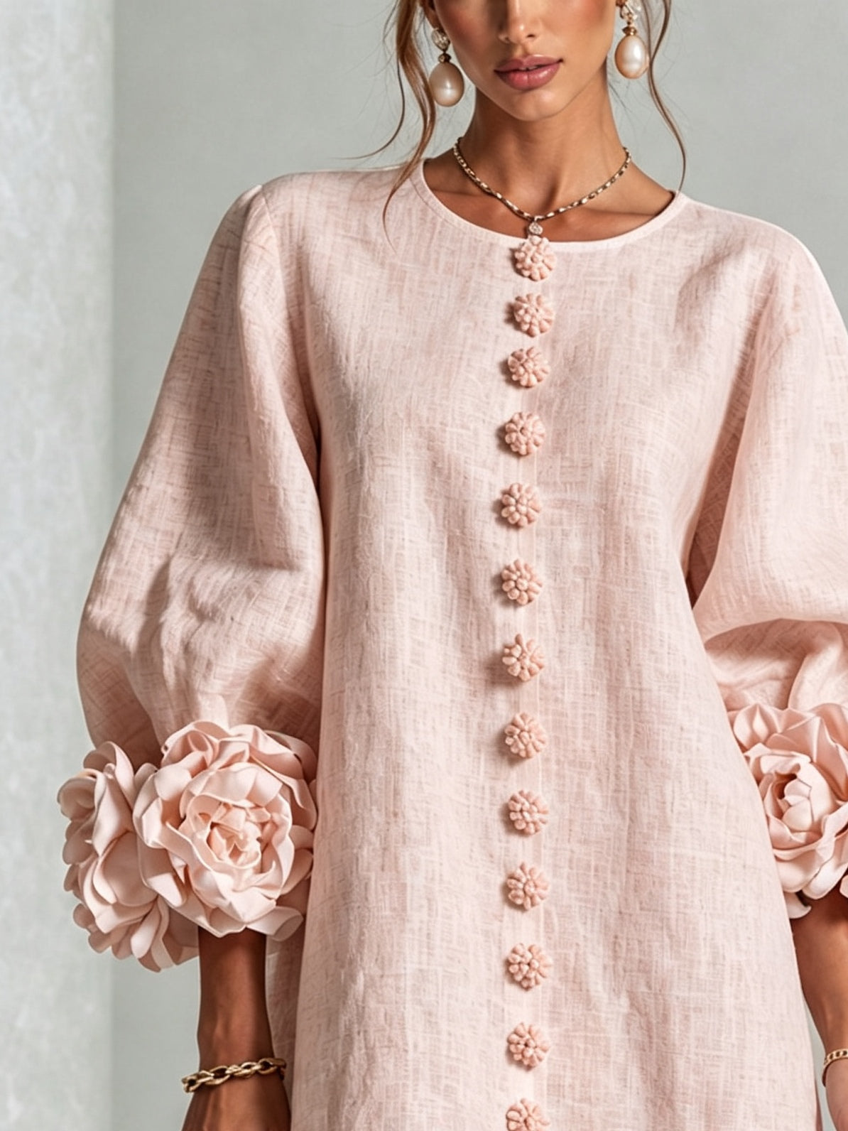 Aijee | Robe courte avec boutons floraux et poignets floraux
