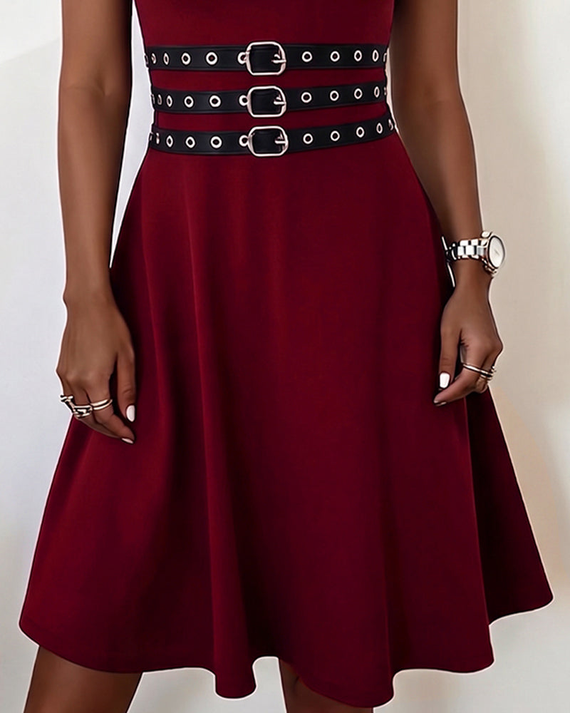 Cirella | Robe sans manches ajustée et évasée avec détails de boucle