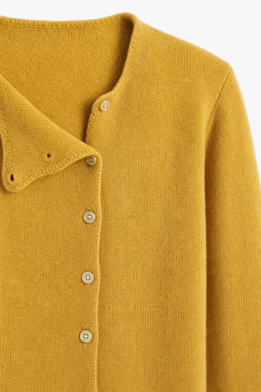 Pull Femme – Boutonnage Asymétrique et Maille Légère Intemporelle