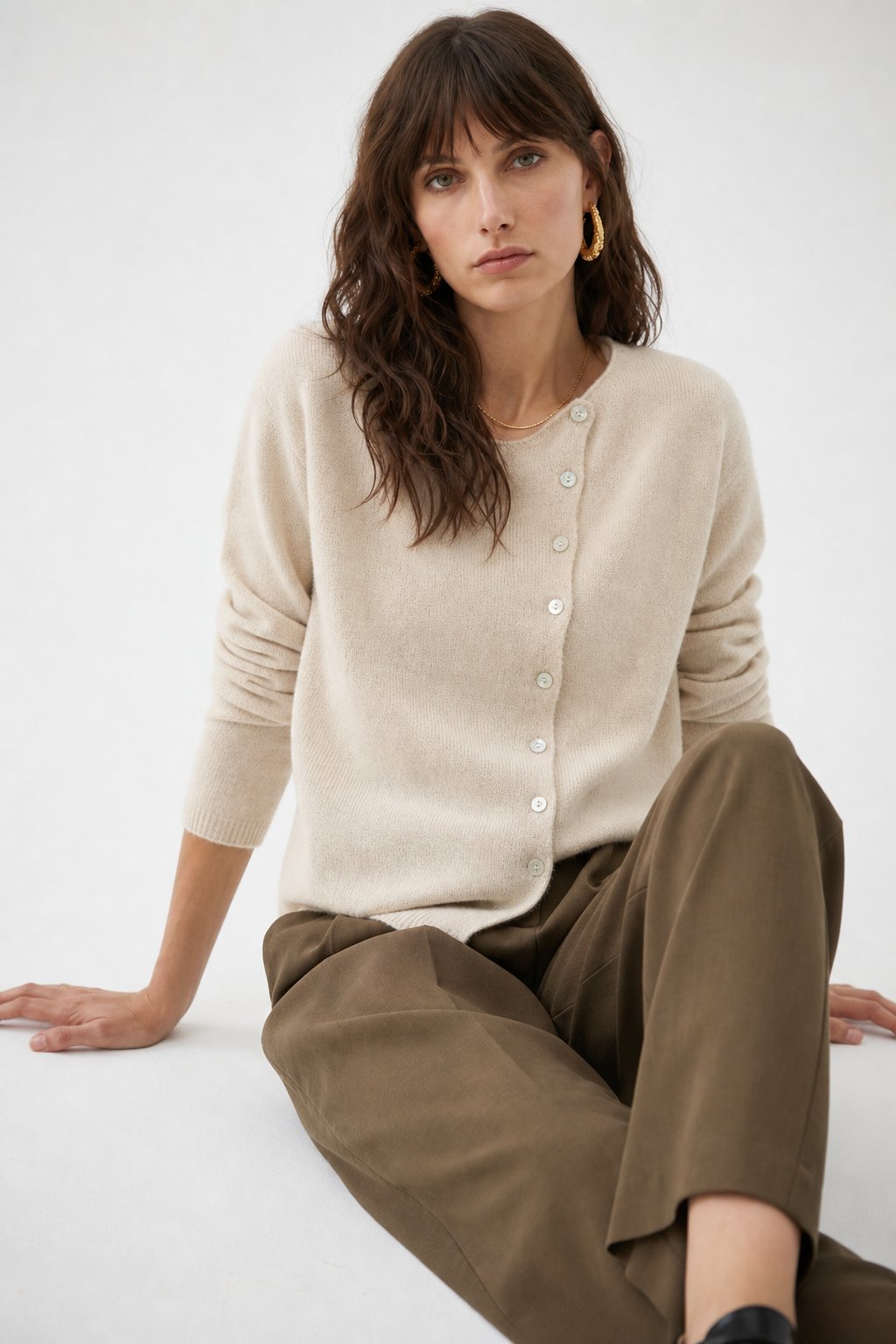 Pull Femme – Boutonnage Asymétrique et Maille Légère Intemporelle