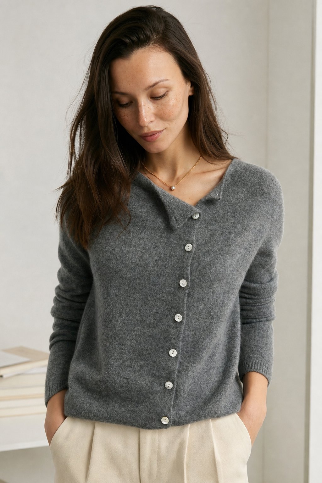 Pull Femme – Boutonnage Asymétrique et Maille Légère Intemporelle