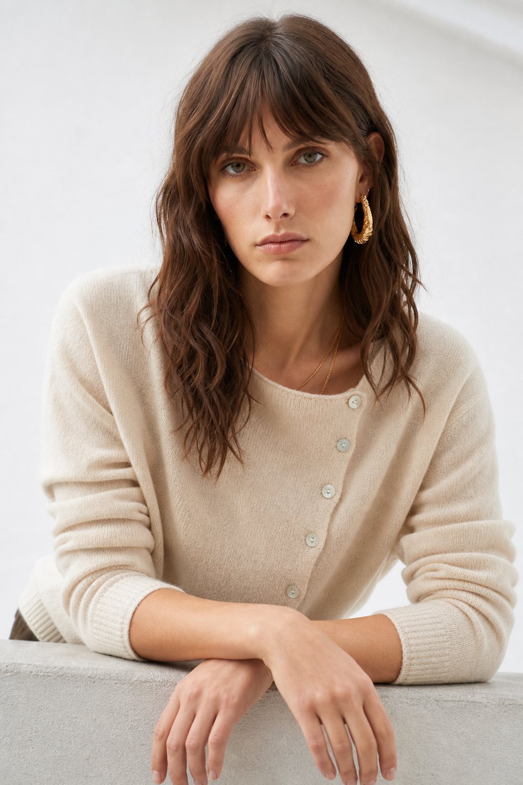 Pull Femme – Boutonnage Asymétrique et Maille Légère Intemporelle