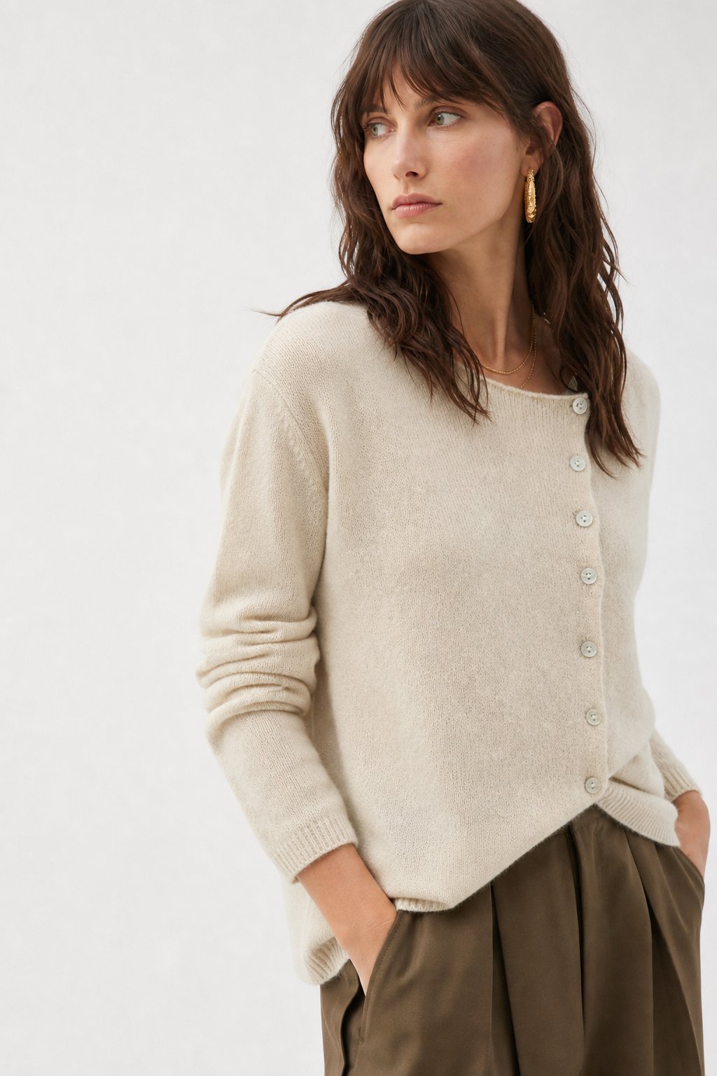 Pull Femme – Boutonnage Asymétrique et Maille Légère Intemporelle