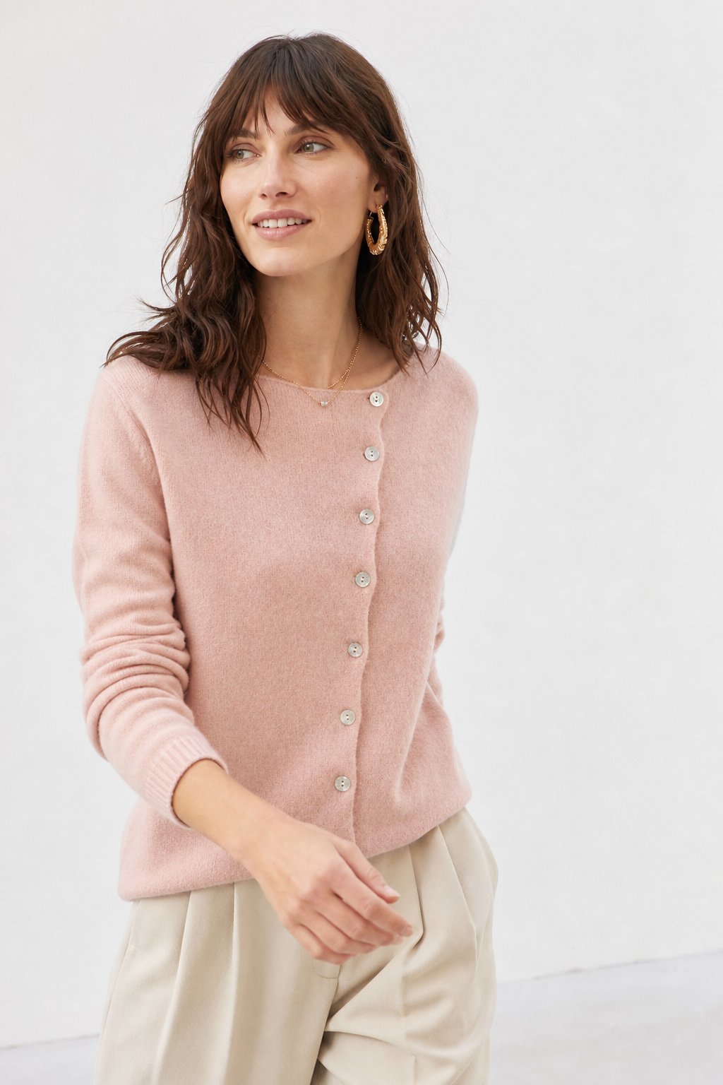 Pull Femme – Boutonnage Asymétrique et Maille Légère Intemporelle