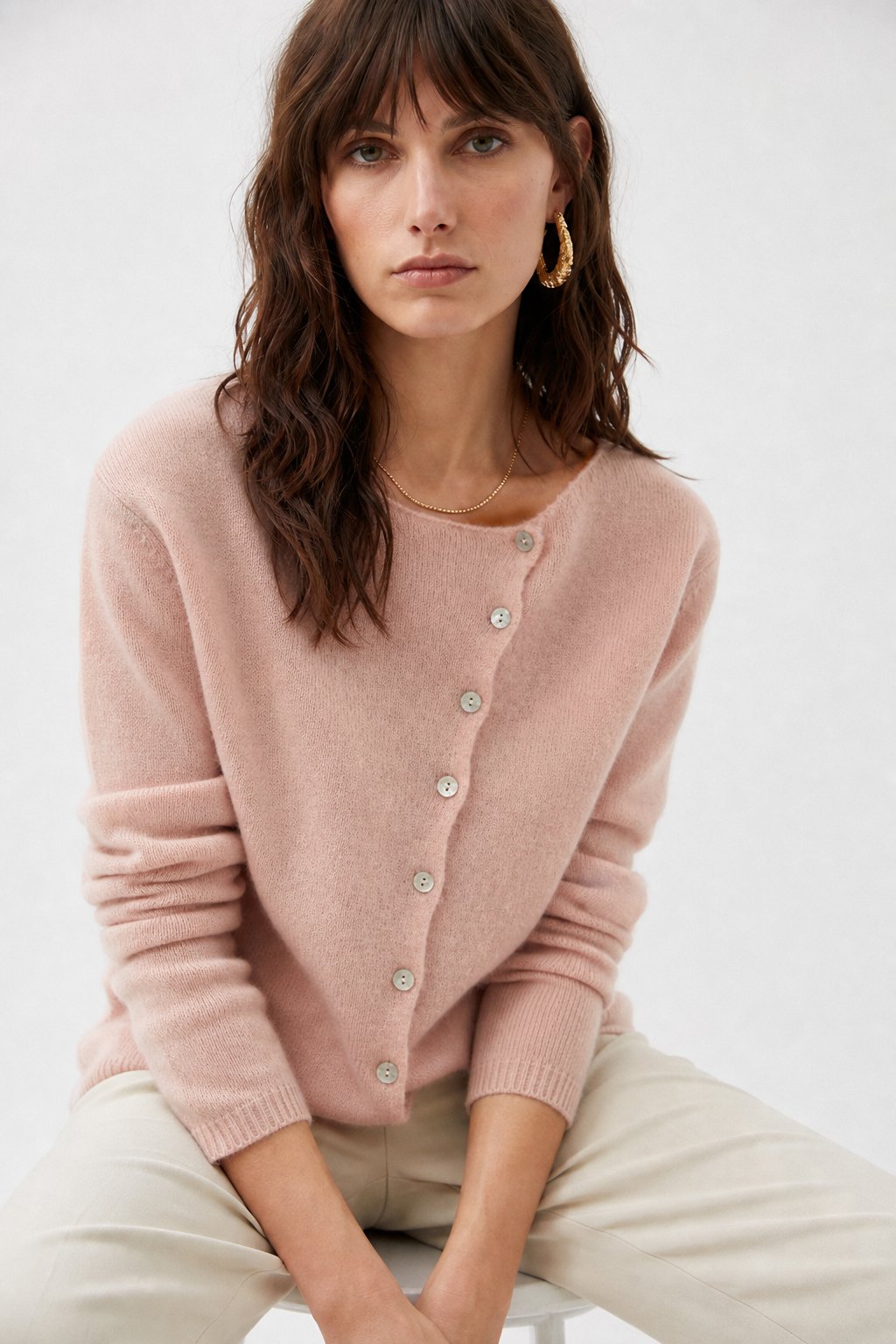 Pull Femme – Boutonnage Asymétrique et Maille Légère Intemporelle