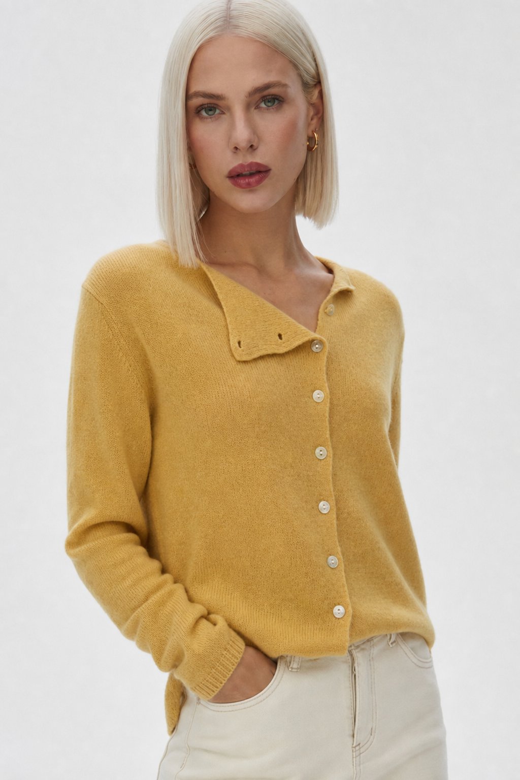 Pull Femme – Boutonnage Asymétrique et Maille Légère Intemporelle