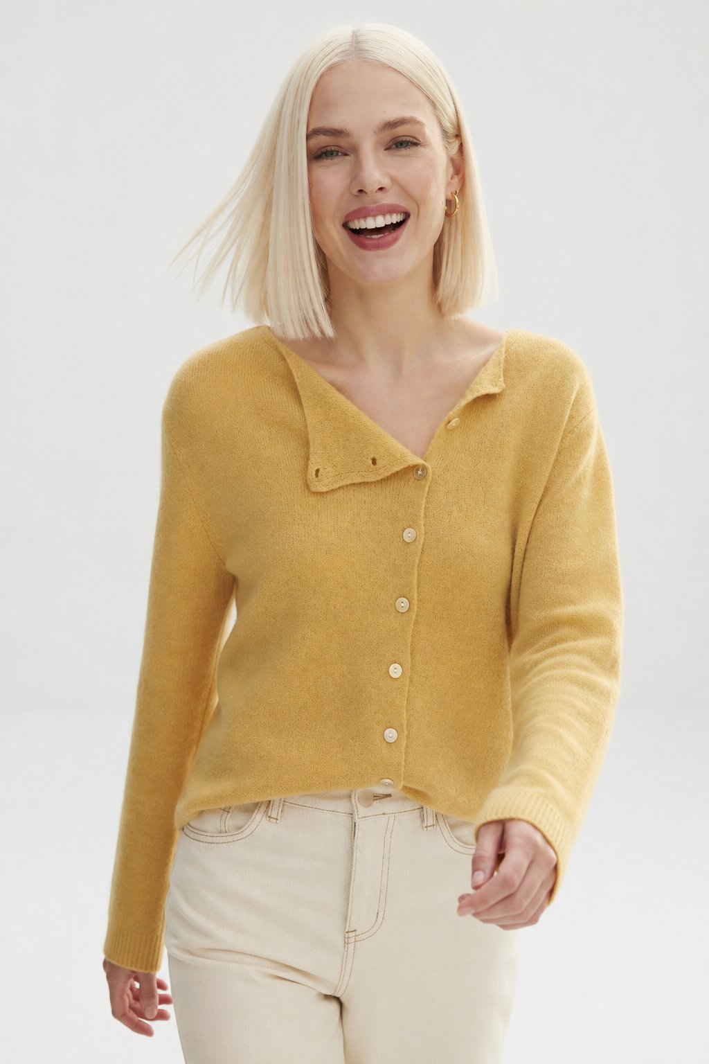 Pull Femme – Boutonnage Asymétrique et Maille Légère Intemporelle