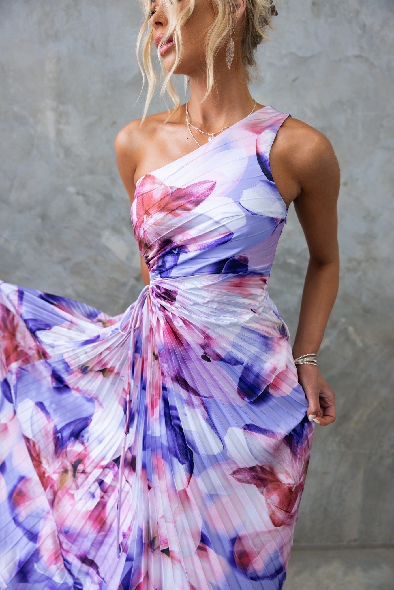 Frolinde | Robe midi élégante à épaule asymétrique
