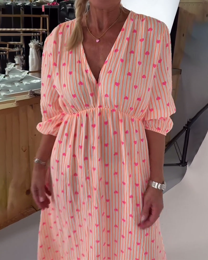 Robe élégante à imprimé cœur et décolleté en V