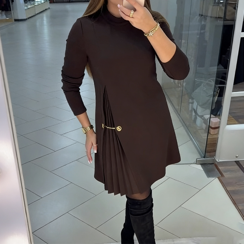 Robe longue stylée avec des détails plissés