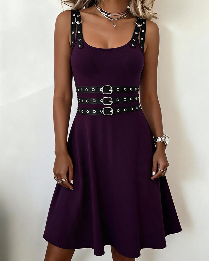 Cirella | Robe sans manches ajustée et évasée avec détails de boucle