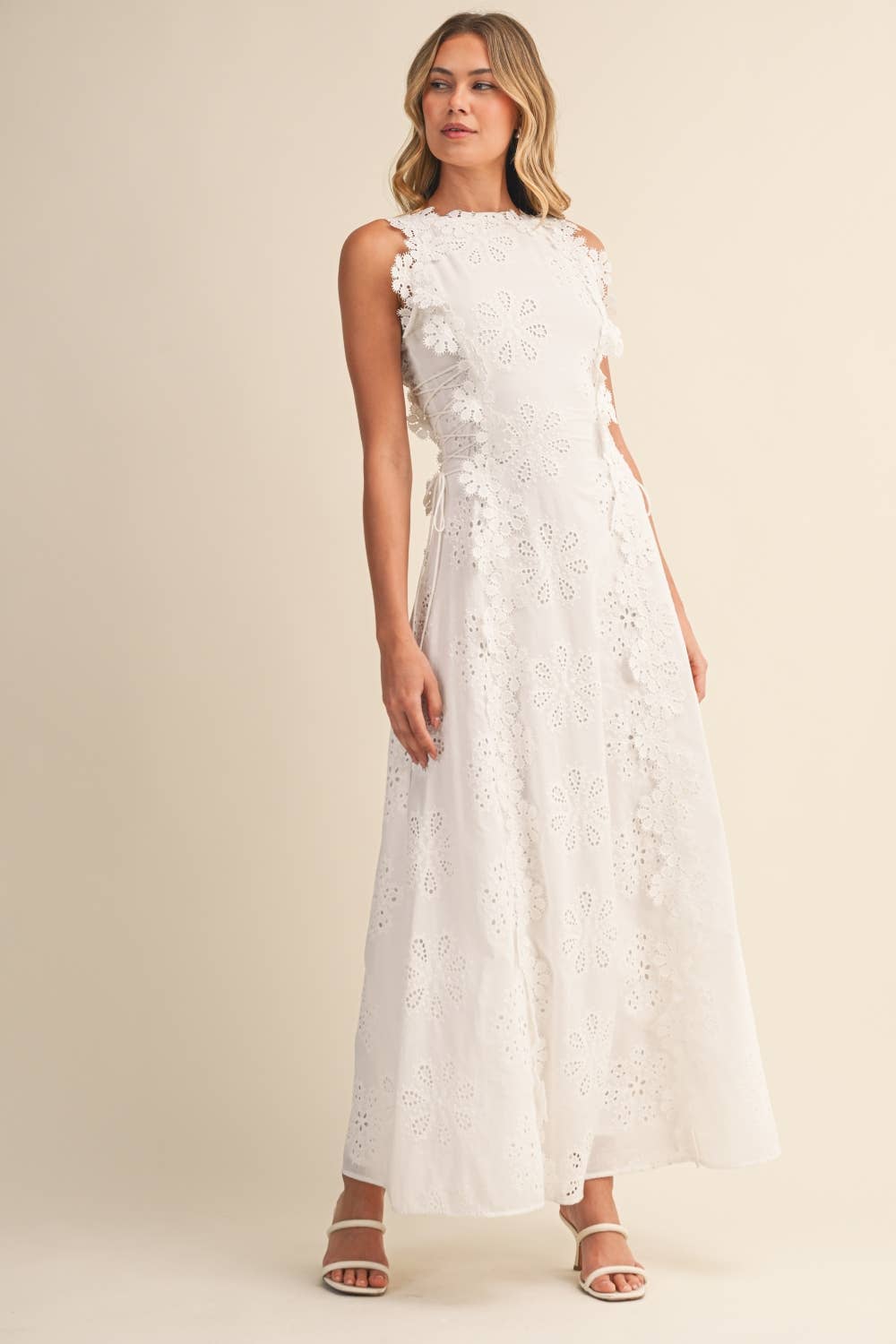 Amelora | Robe maxi en dentelle blanche sans manches