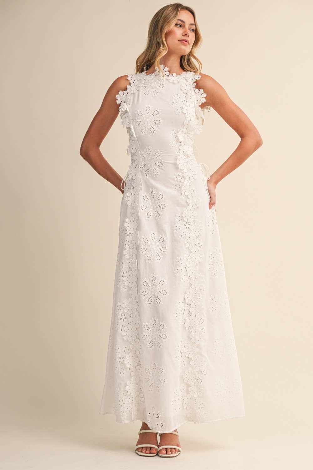Amelora | Robe maxi en dentelle blanche sans manches