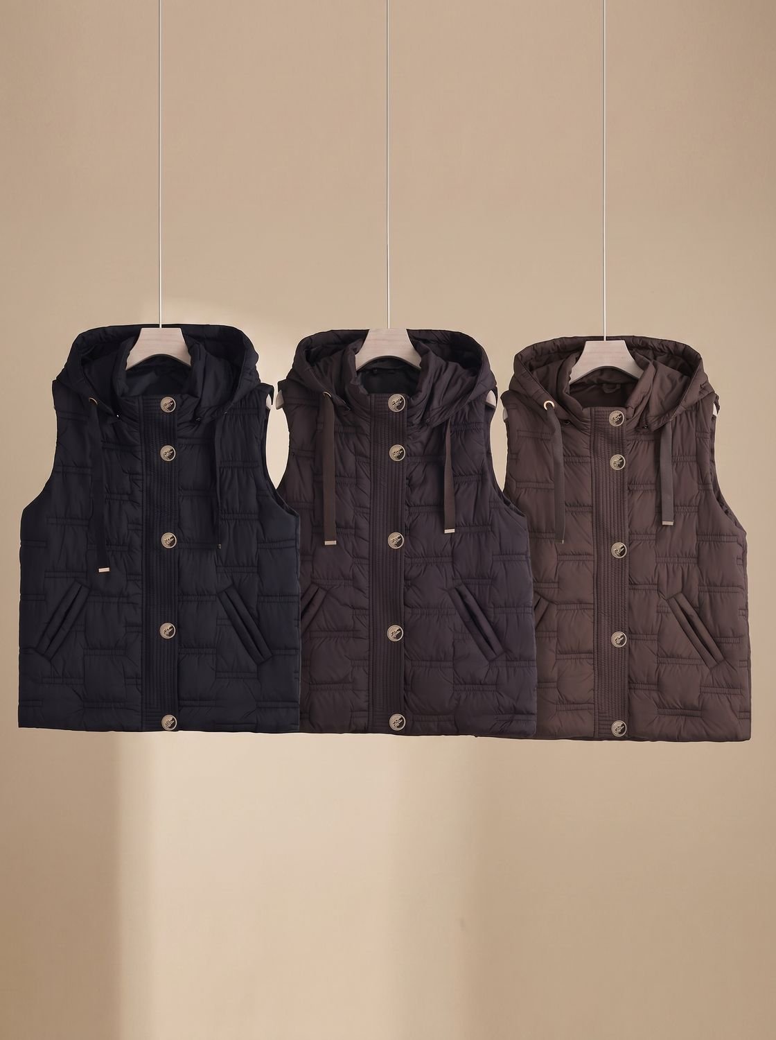 Leonie | Gilet sans manches pour femmes, gilet à capuche matelassé avec patte de boutonnage