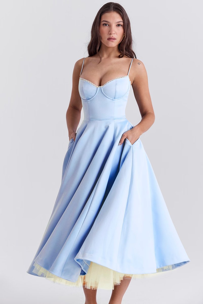 Annika | Robe de cocktail midi à jupe évasée avec bonnets