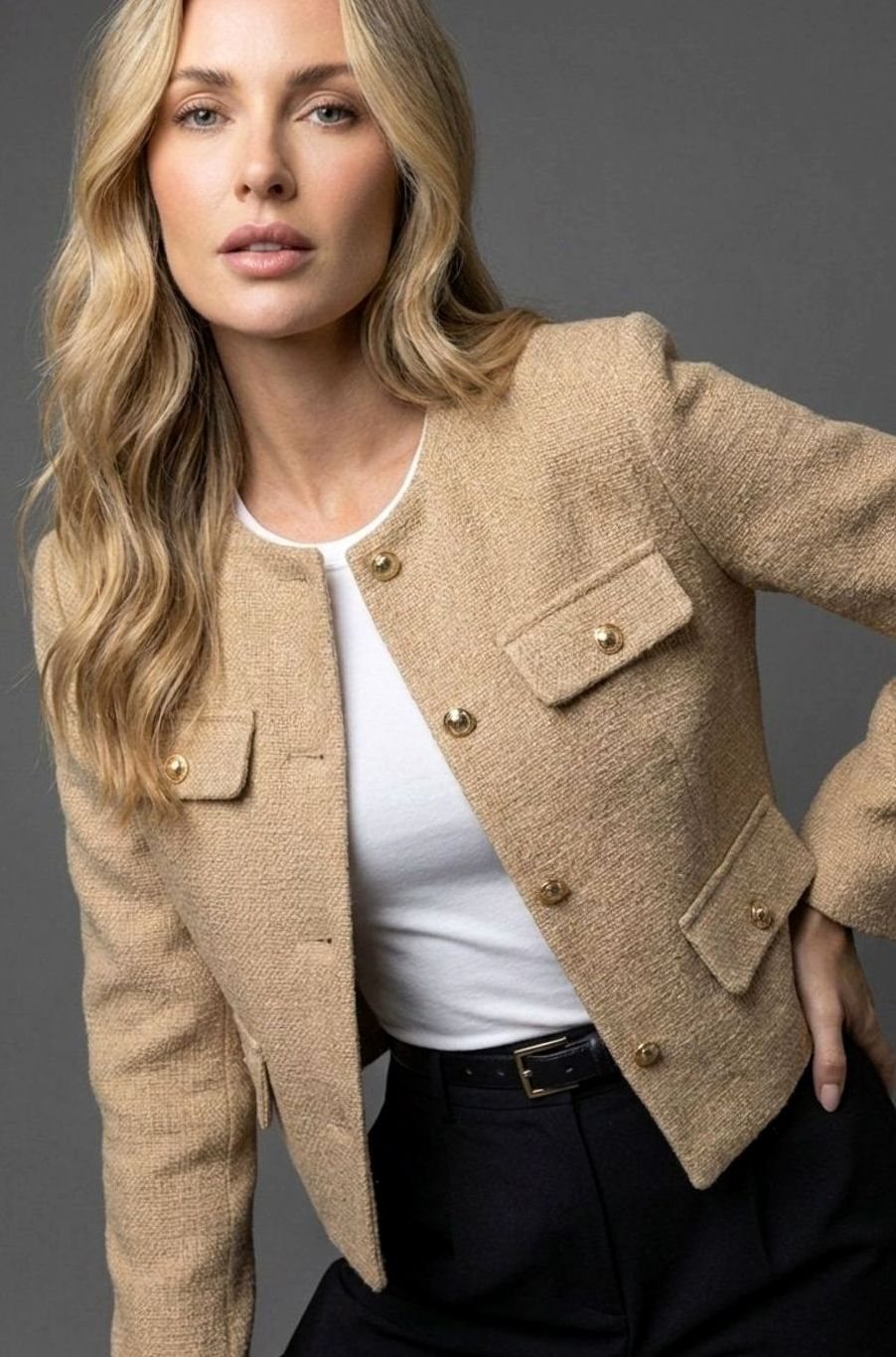 Johanna | Veste Croppée en Tweed pour Femmes avec Boutons Dorés et Poches à Rabat