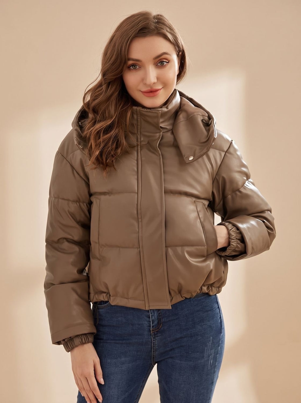 Clara | Veste d'hiver pour femmes en duvet matelassée courte en simili cuir avec capuche