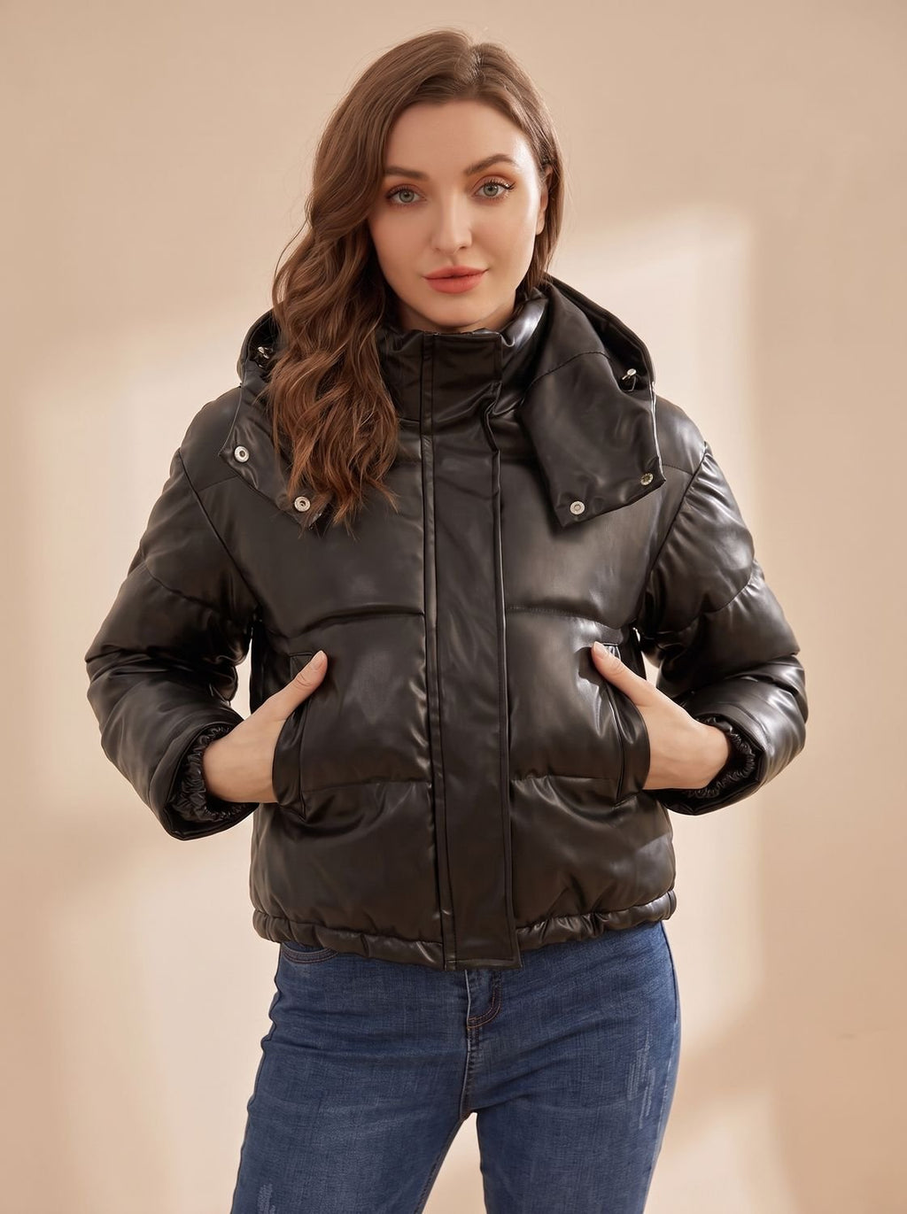 Clara | Veste d'hiver pour femmes en duvet matelassée courte en simili cuir avec capuche
