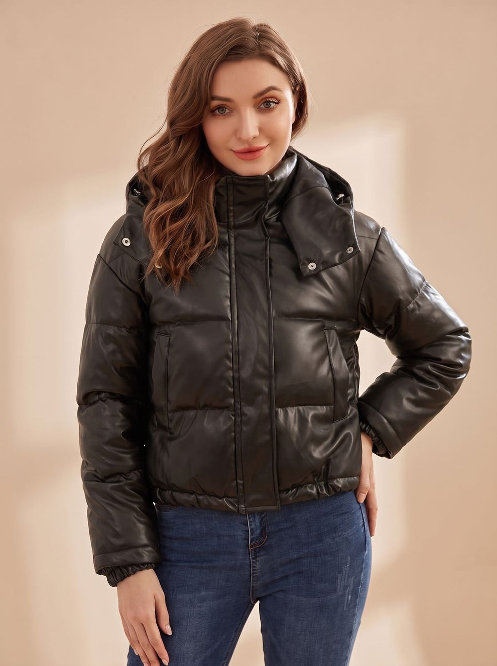 Clara | Veste d'hiver pour femmes en duvet matelassée courte en simili cuir avec capuche