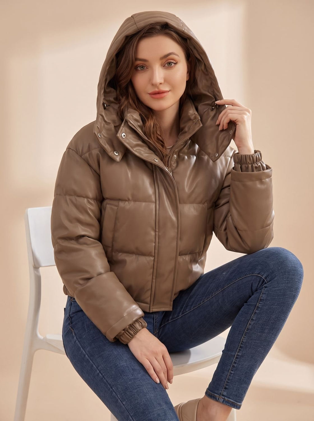 Clara | Veste d'hiver pour femmes en duvet matelassée courte en simili cuir avec capuche