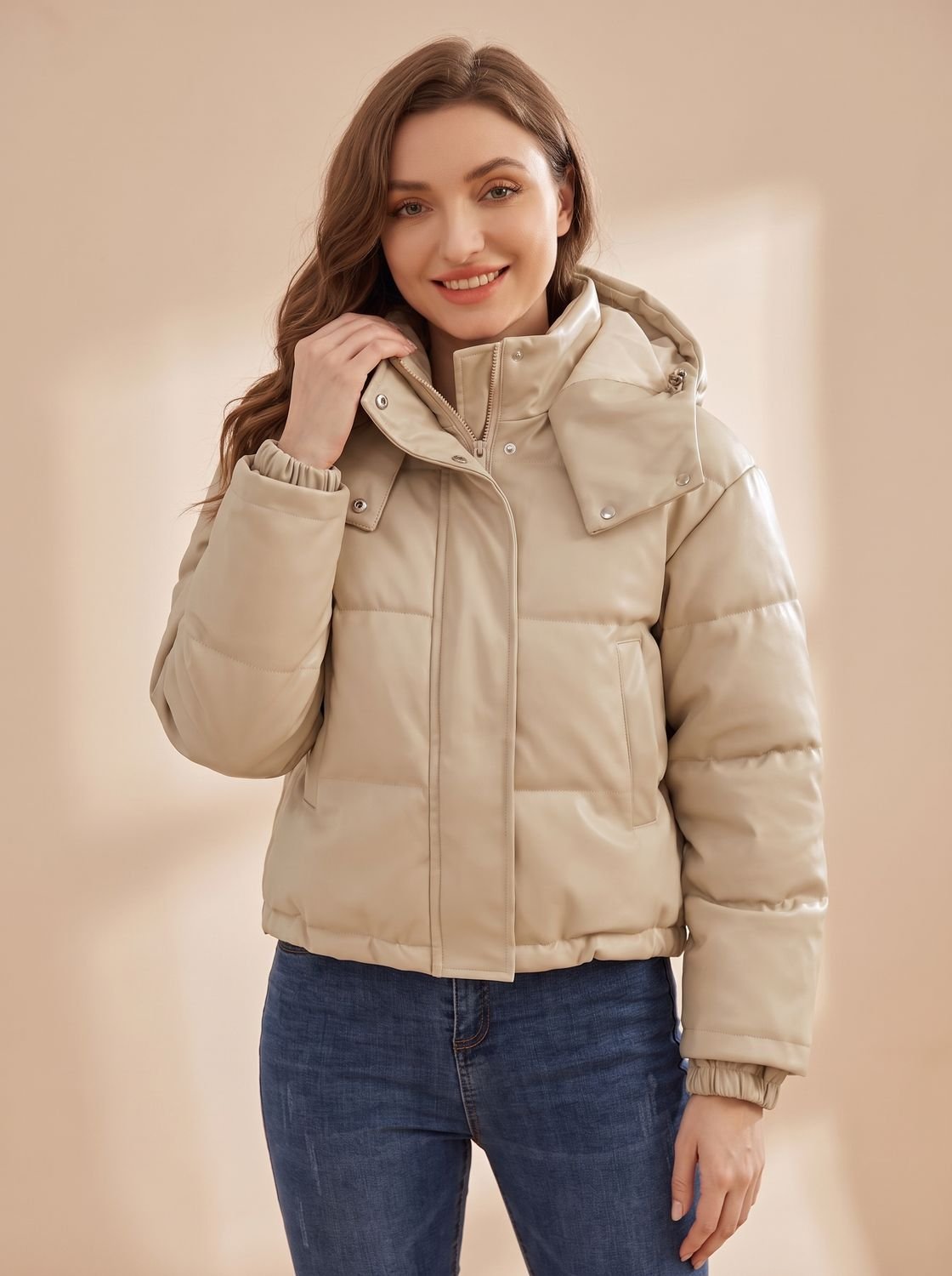 Clara | Veste d'hiver pour femmes en duvet matelassée courte en simili cuir avec capuche
