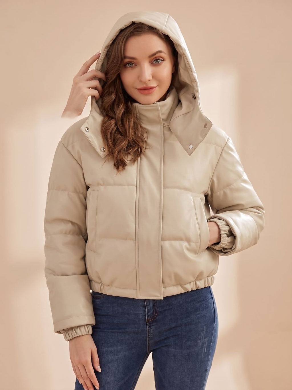 Clara | Veste d'hiver pour femmes en duvet matelassée courte en simili cuir avec capuche