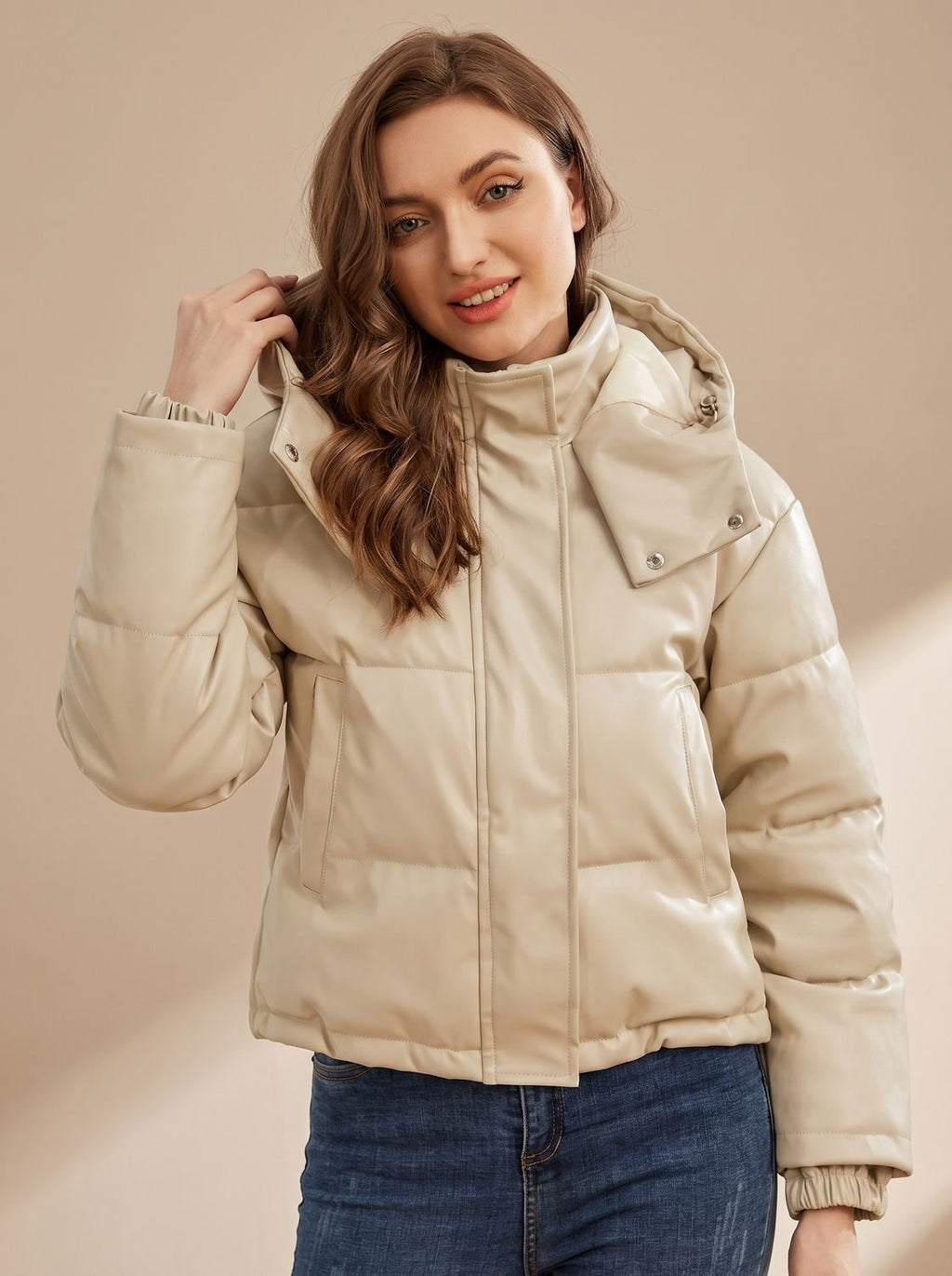 Clara | Veste d'hiver pour femmes en duvet matelassée courte en simili cuir avec capuche