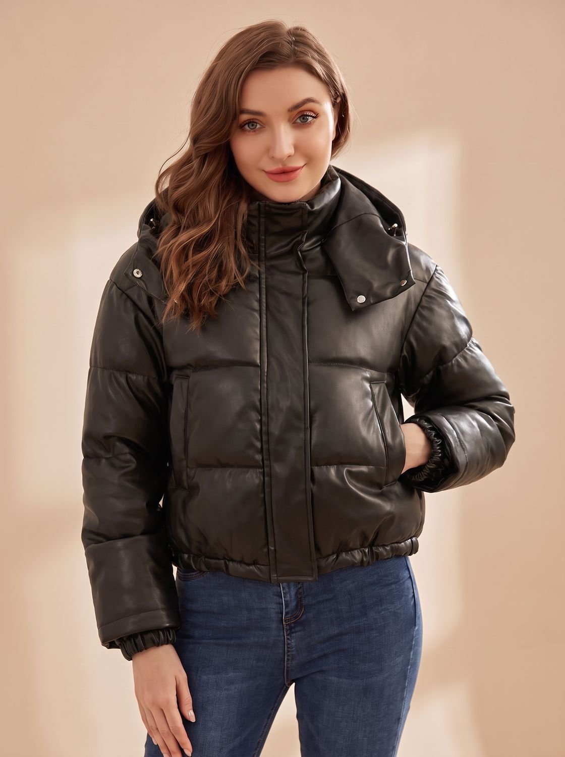 Clara | Veste d'hiver pour femmes en duvet matelassée courte en simili cuir avec capuche