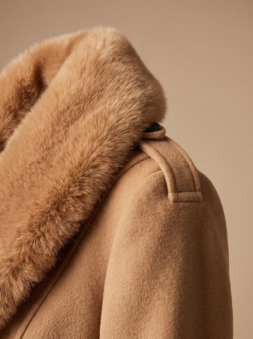 Hannah | Manteau élégant en fausse fourrure pour femmes, double boutonnage, coupe slim