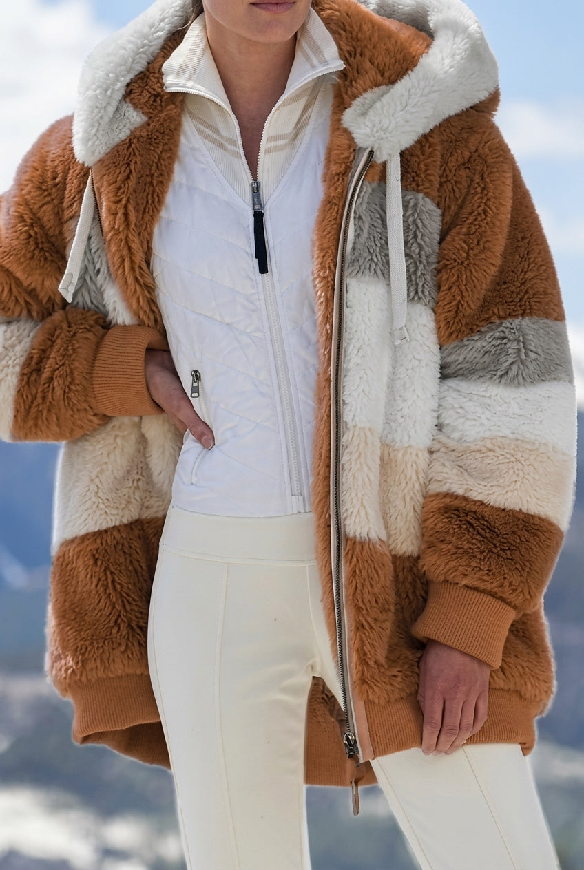 Veste pour femmes avec capuche en fausse fourrure au design colorblock