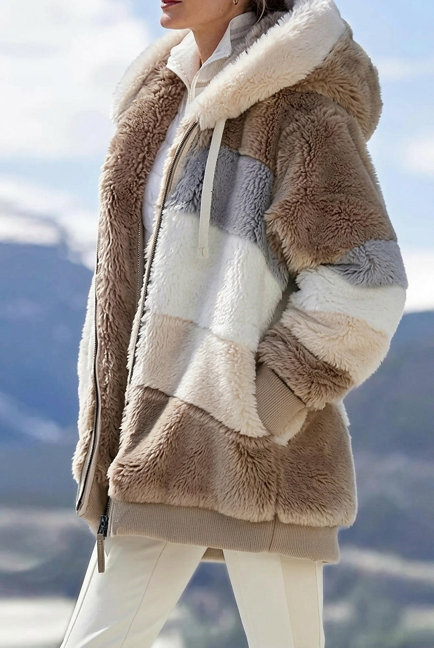 Veste pour femmes avec capuche en fausse fourrure au design colorblock
