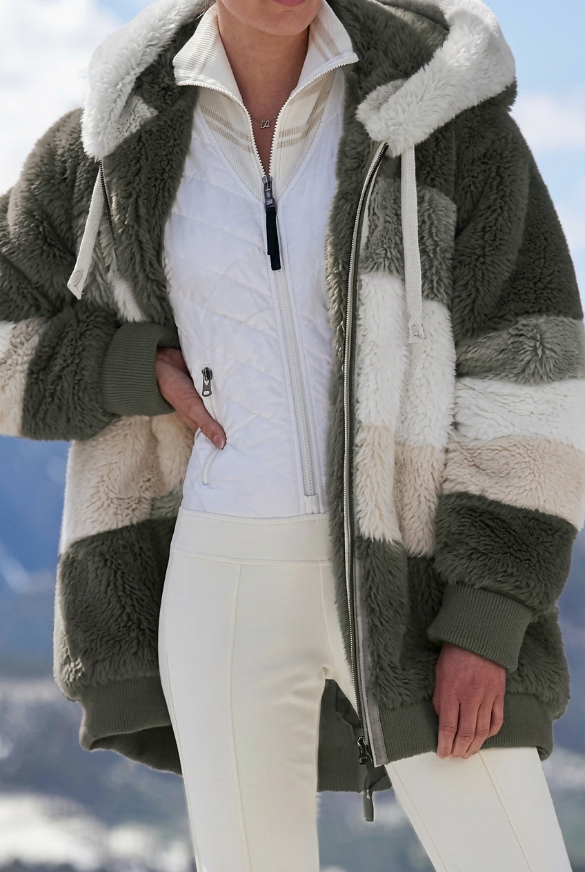 Veste pour femmes avec capuche en fausse fourrure au design colorblock