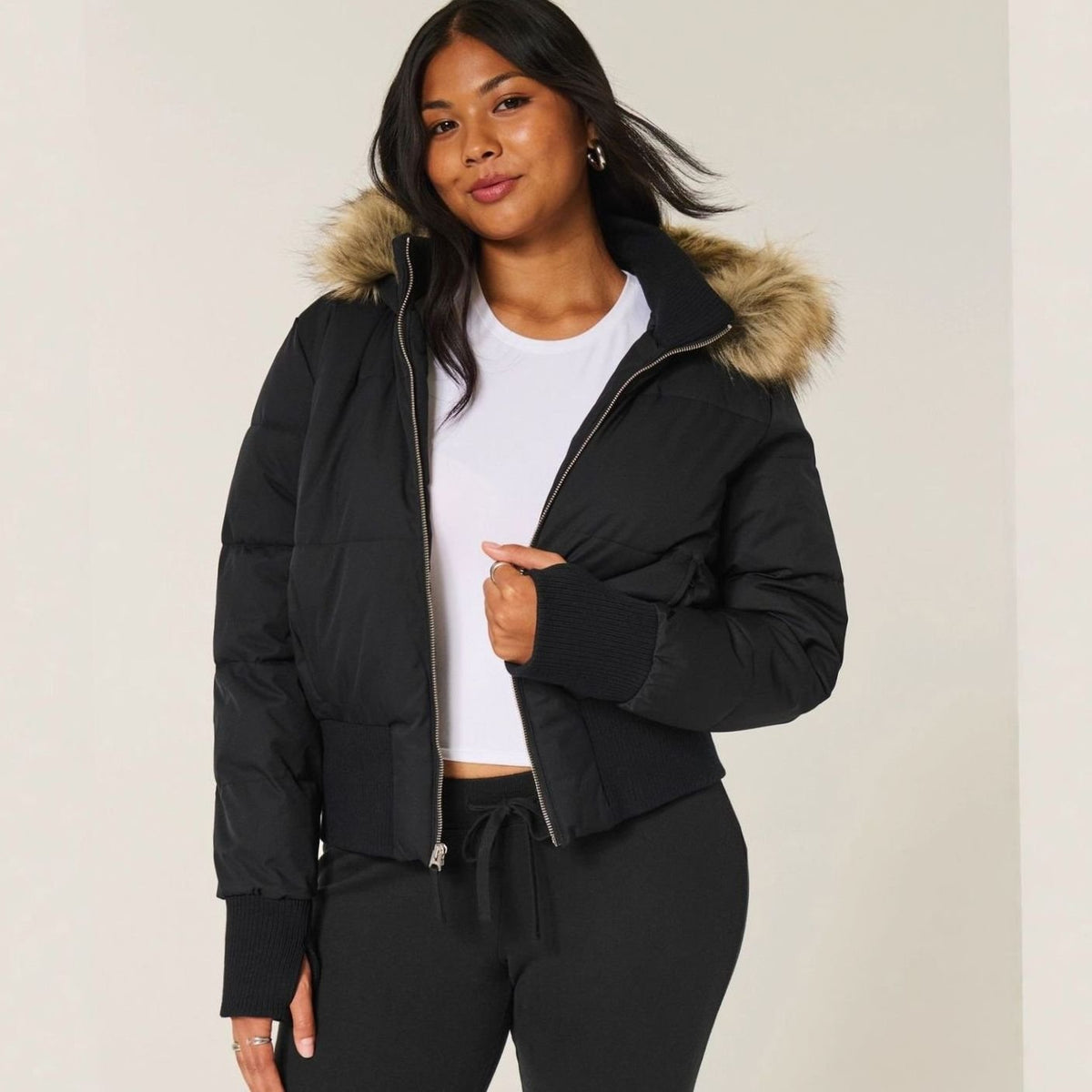 Lena | Veste courte pour femmes avec capuche en fausse fourrure et fermeture éclair frontale