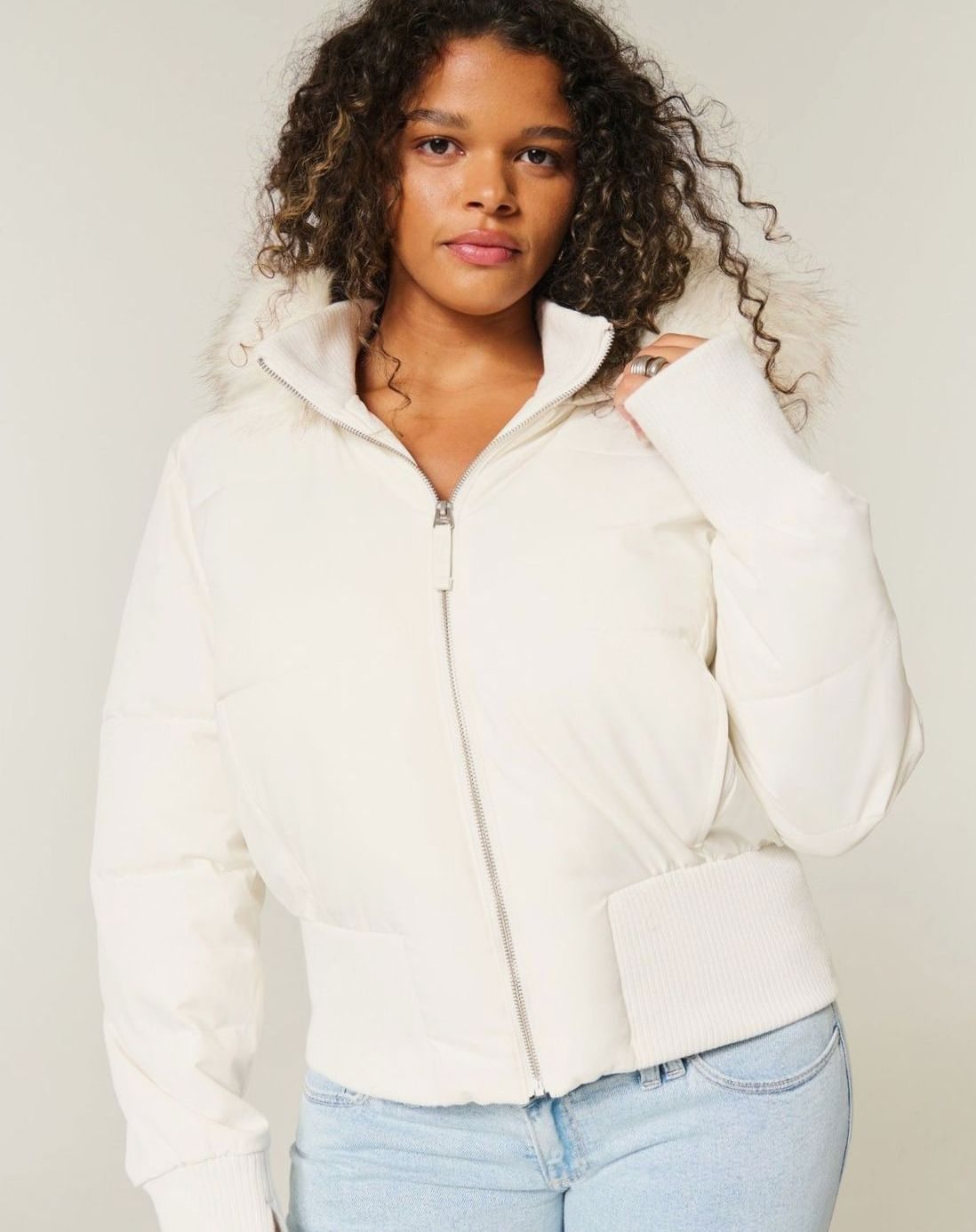 Lena | Veste courte pour femmes avec capuche en fausse fourrure et fermeture éclair frontale