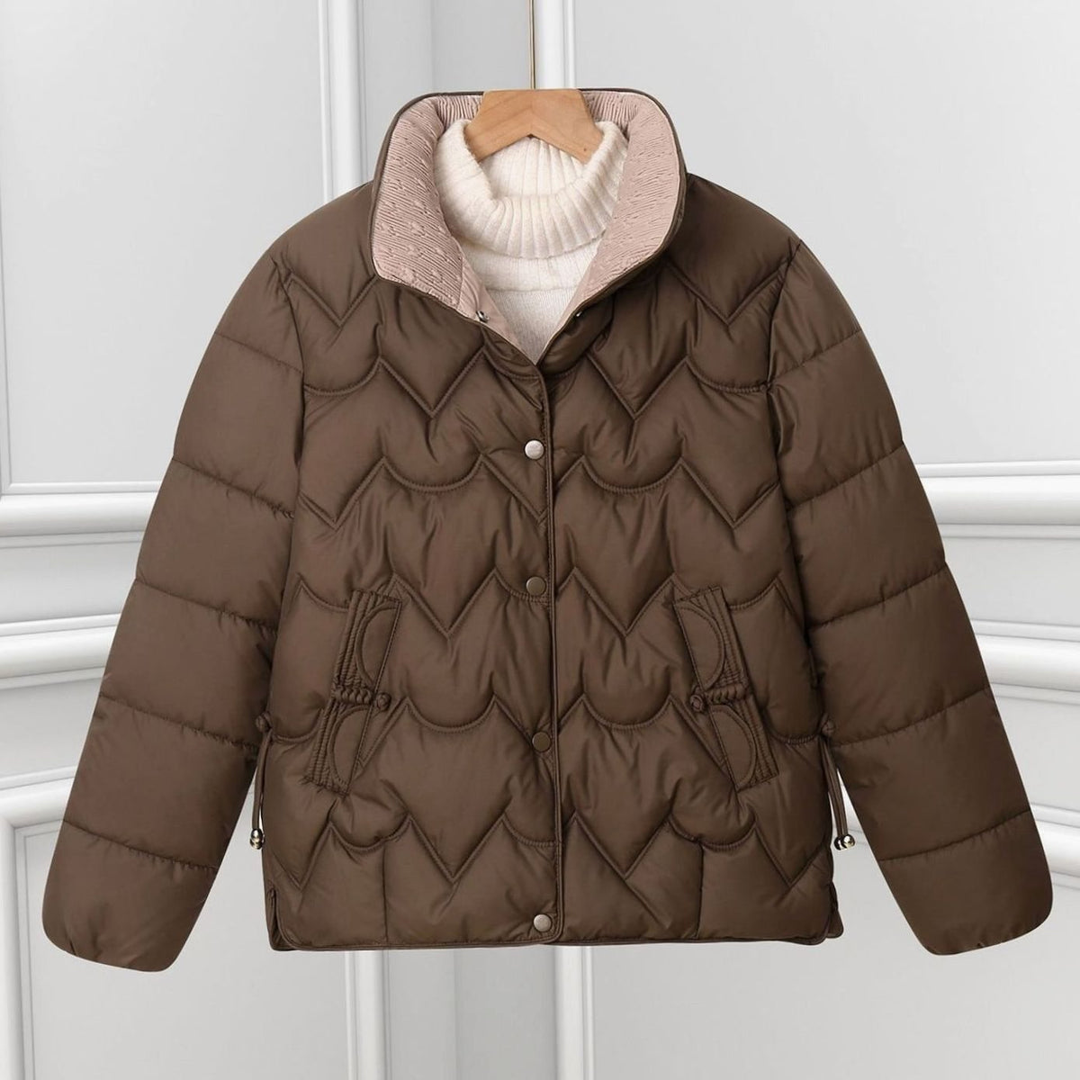 Annika | Veste courte matelassée pour femmes avec matelassage en arc et col montant