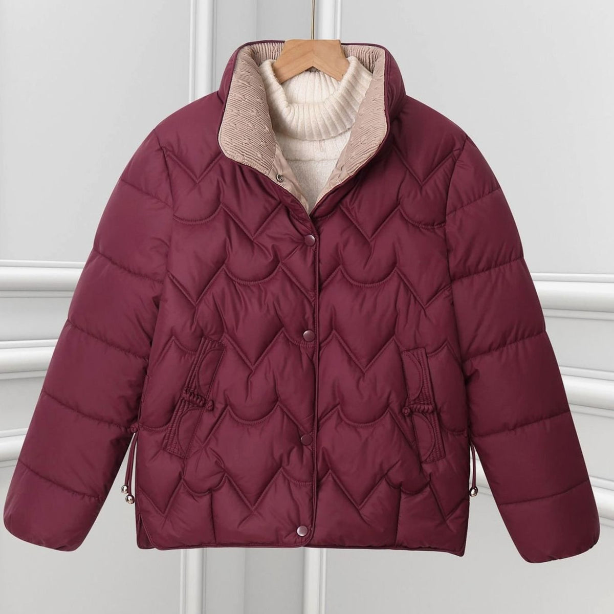 Annika | Veste courte matelassée pour femmes avec matelassage en arc et col montant