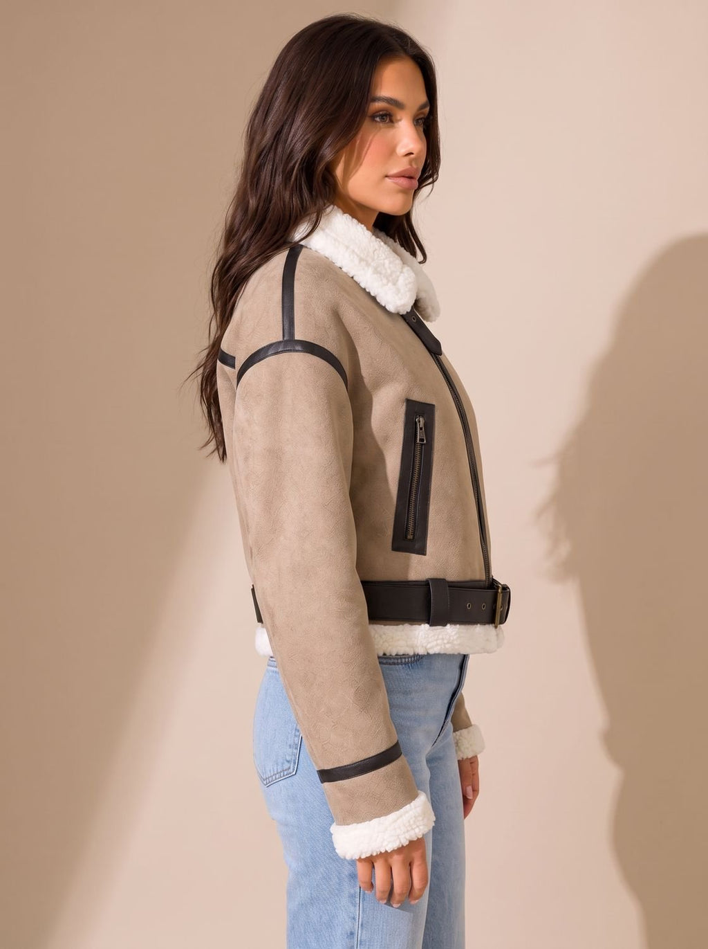 Marlene | Veste courte en teddy pour femmes style aviateur avec garniture en fausse fourrure et ceinture