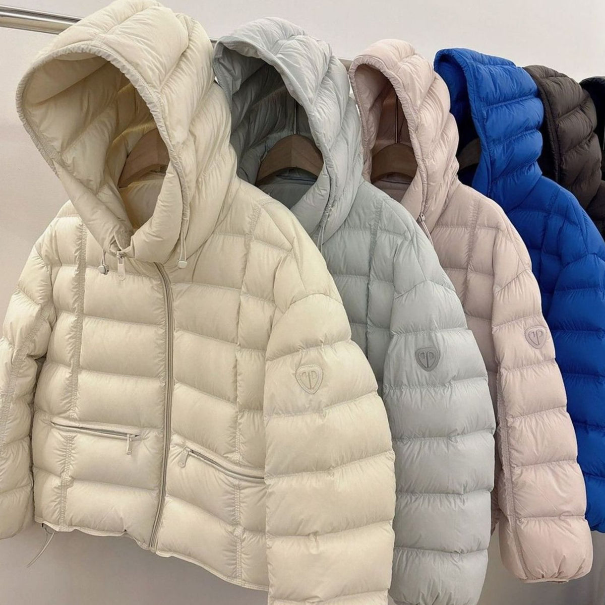 Emilia | Veste courte thermique pour femmes avec capuche et poches zippées