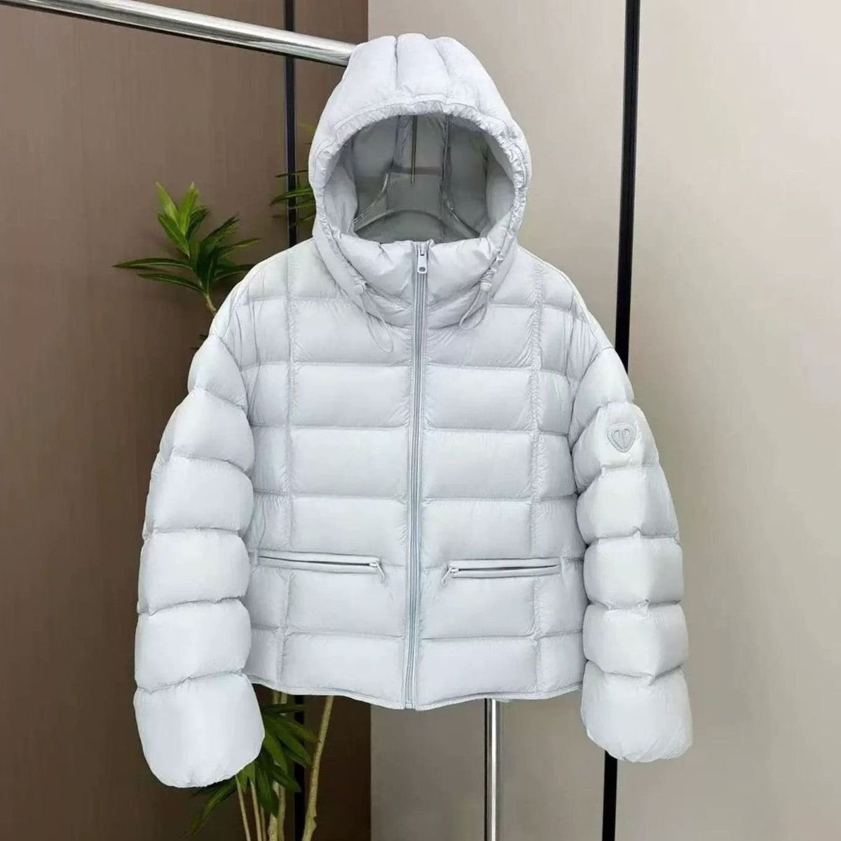 Emilia | Veste courte thermique pour femmes avec capuche et poches zippées