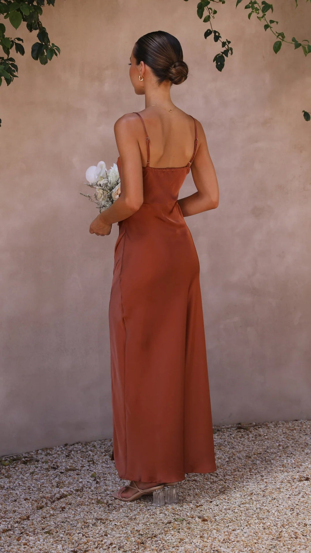 Robe maxi en satin pour femmes avec décolleté droit