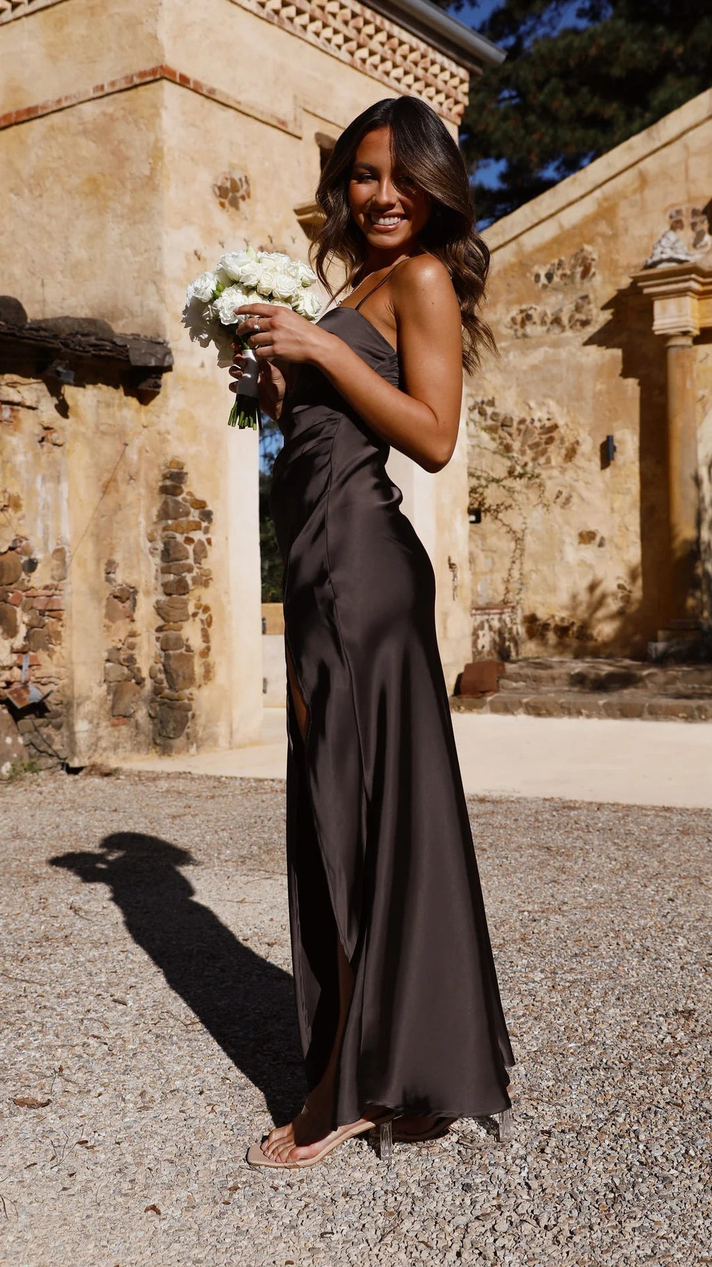 Robe maxi en satin pour femmes avec décolleté droit