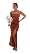 Robe maxi en satin pour femmes avec décolleté droit
