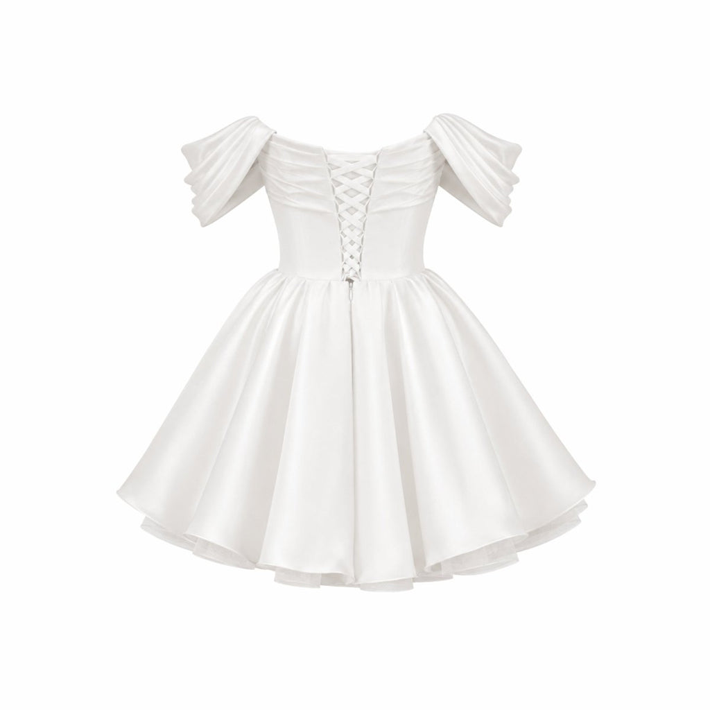 Robe mini en satin avec décolleté bardot