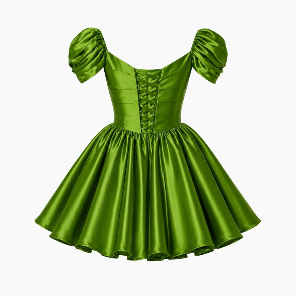 Robe mini en satin avec décolleté bardot