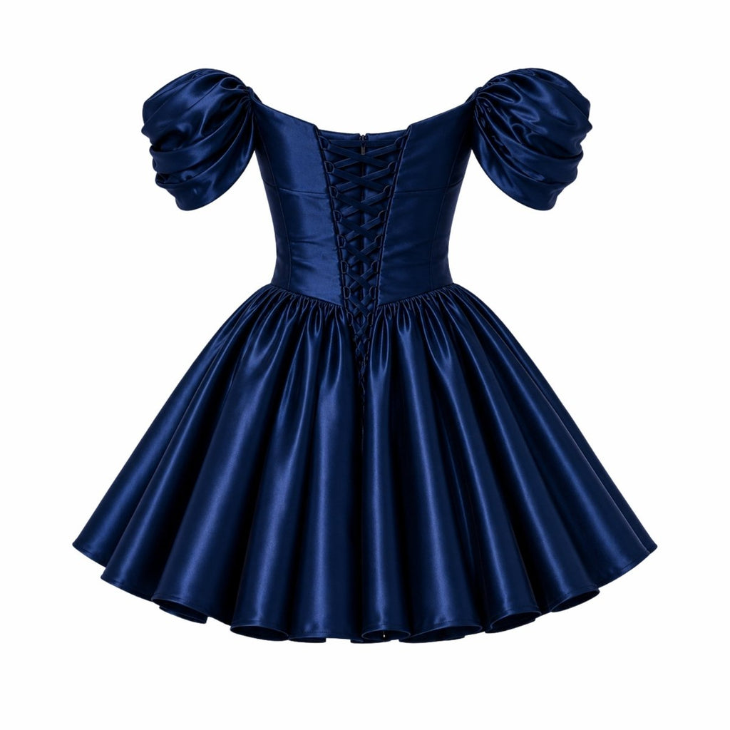 Robe mini en satin avec décolleté bardot