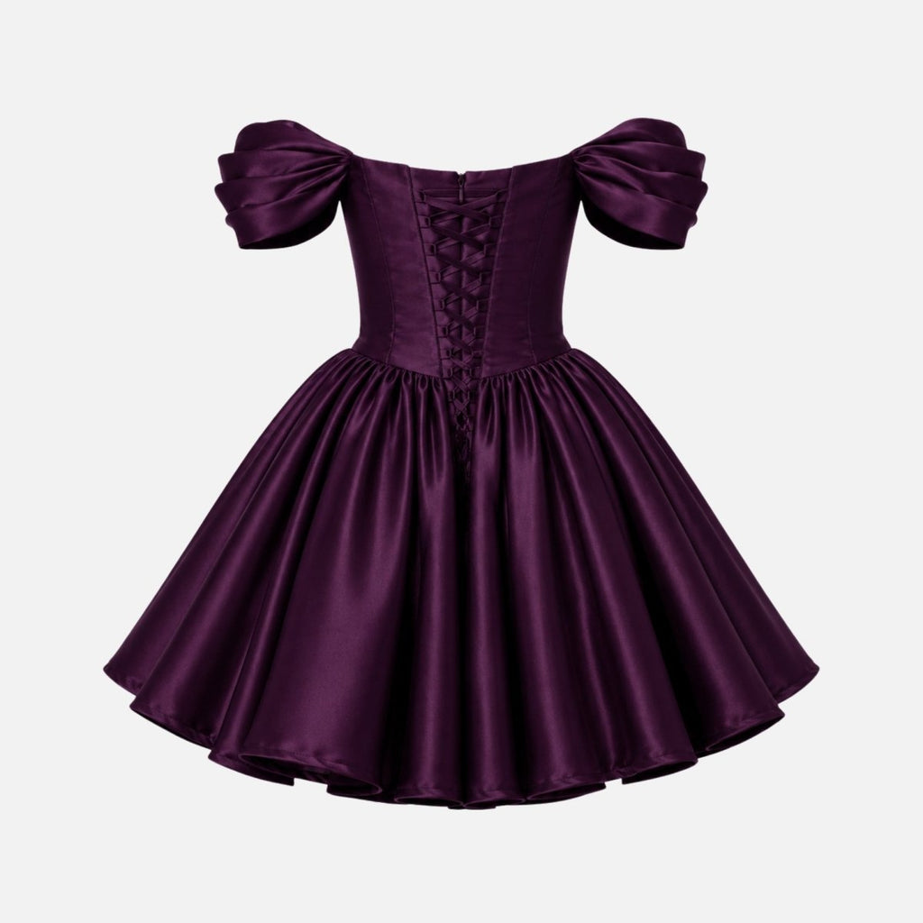 Robe mini en satin avec décolleté bardot