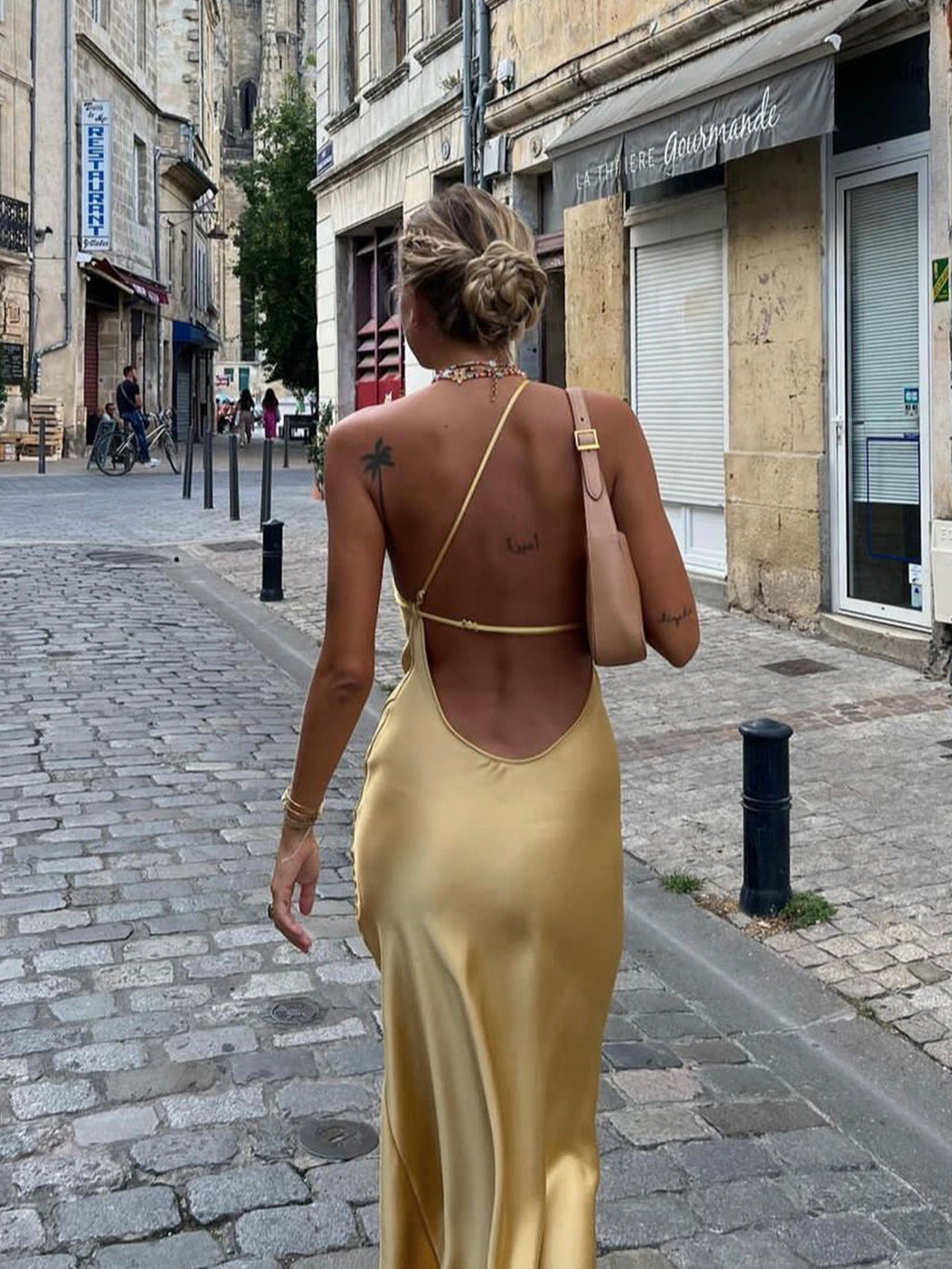 Robe maxi en satin à épaule unique pour femmes avec fente